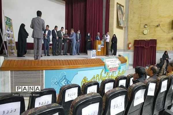 مراسم پاسداشت هفته پیوند اولیا و مربیان در دشتستان