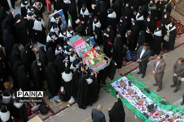 تجدید میثاق دانش‌آموزان دبیرستان قائمیه با شهید گمنام
