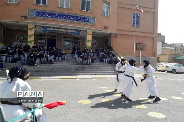 فعالیت‌های ورزشی نمایشی دانش‌آموزان دبیرستان زنده‌یاد علی حاتمی