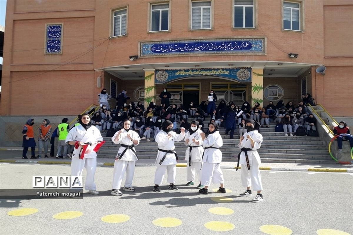 فعالیت‌های ورزشی نمایشی دانش‌آموزان دبیرستان زنده‌یاد علی حاتمی