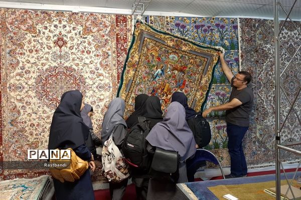 بازدید از نمایشگاه فرش توسط دانش‌آموزان هنرستان سمیه منطقه ۱۳