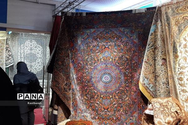 بازدید از نمایشگاه فرش توسط دانش‌آموزان هنرستان سمیه منطقه ۱۳