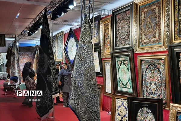بازدید از نمایشگاه فرش توسط دانش‌آموزان هنرستان سمیه منطقه ۱۳