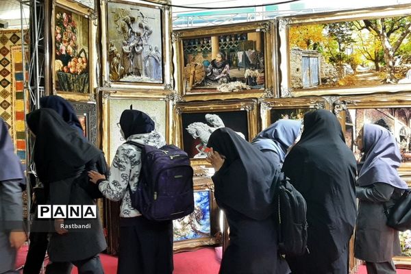 بازدید از نمایشگاه فرش توسط دانش‌آموزان هنرستان سمیه منطقه ۱۳
