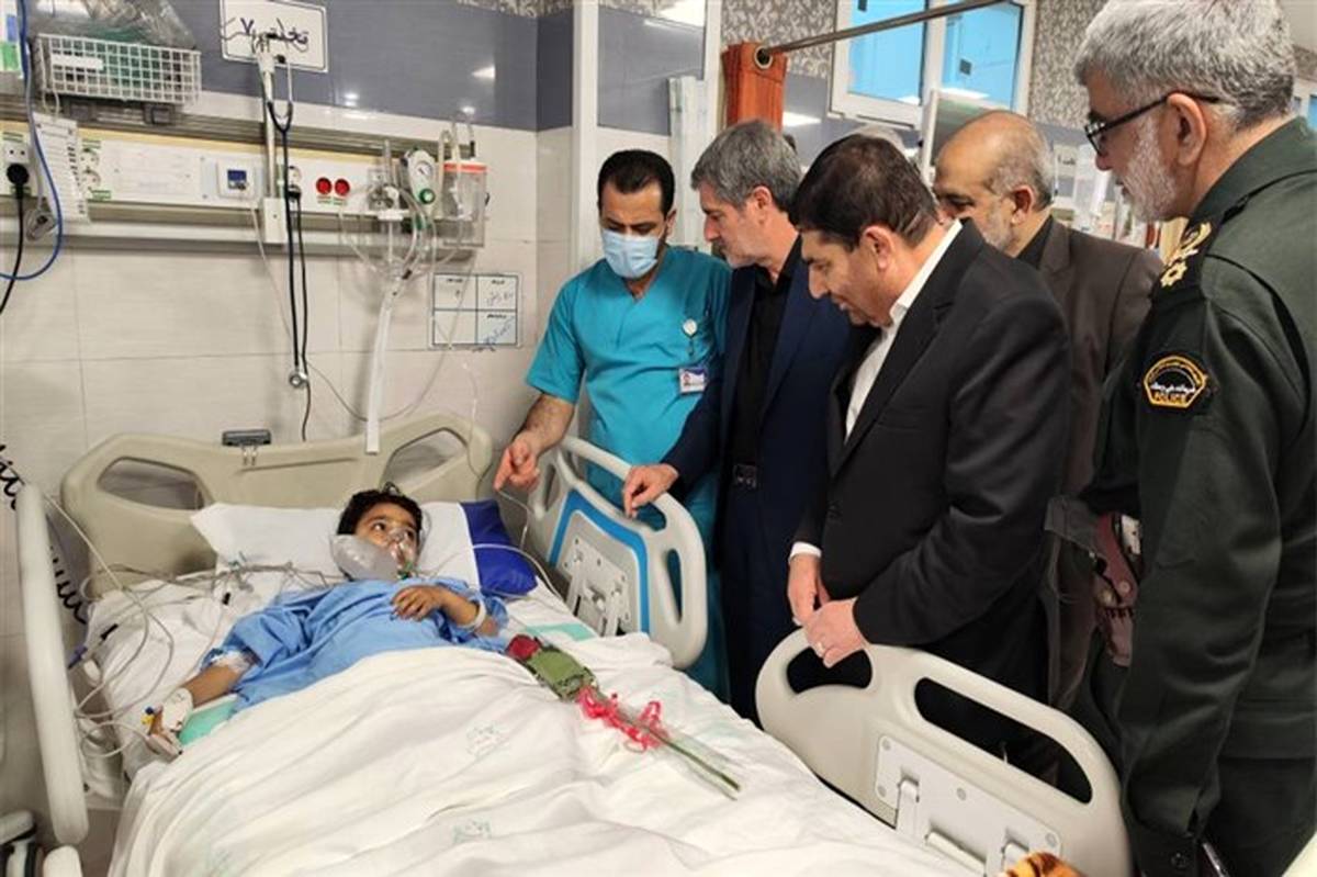 عیادت معاون اول رئیس‌جمهوری از مجروحان حادثه تروریستی شیراز و حضور در حرم شاهچراغ برای عزاداری در مقتل شهدا
