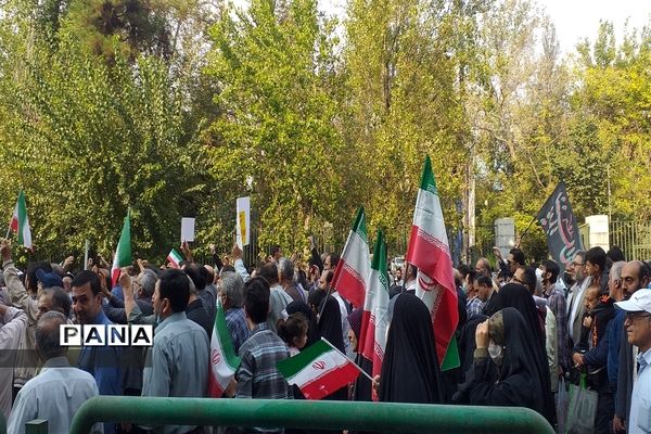 راهپیمایی نمازگزاران  شهر تهران در محکومیت حرکت تروریستی