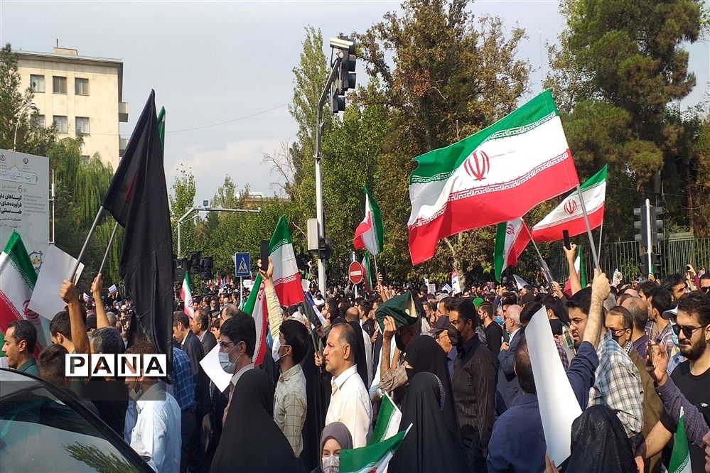 راهپیمایی نمازگزاران  شهر تهران در محکومیت حرکت تروریستی