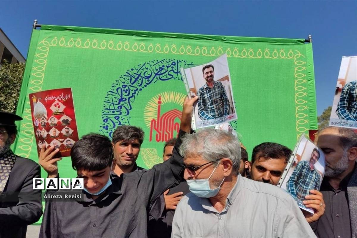 تشییع پیکر پاک شهدای اقدام کوردلانه تروریستان در شیراز
