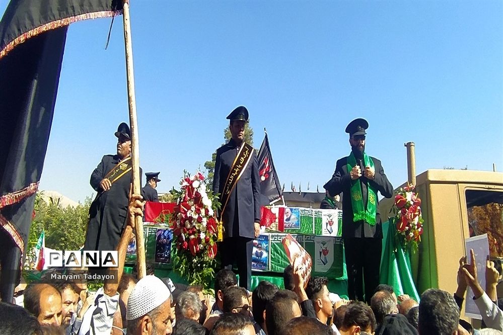 حضور کودکان و نوجوانان در تشییع پیکر شهدای حمله تروریستی در شیراز