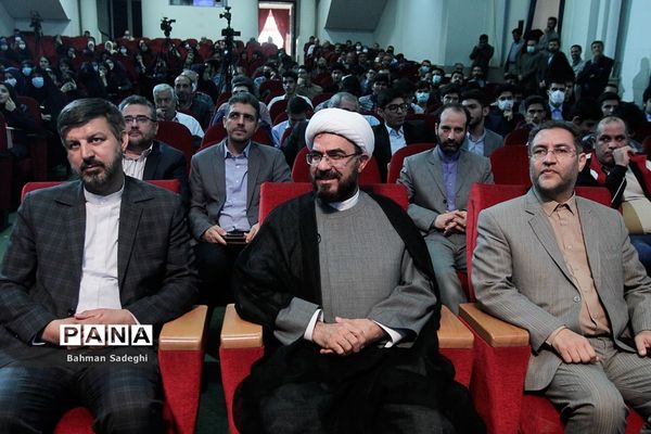 مراسم تجلیل از دانش‌آموزان برگزیده شهر تهران