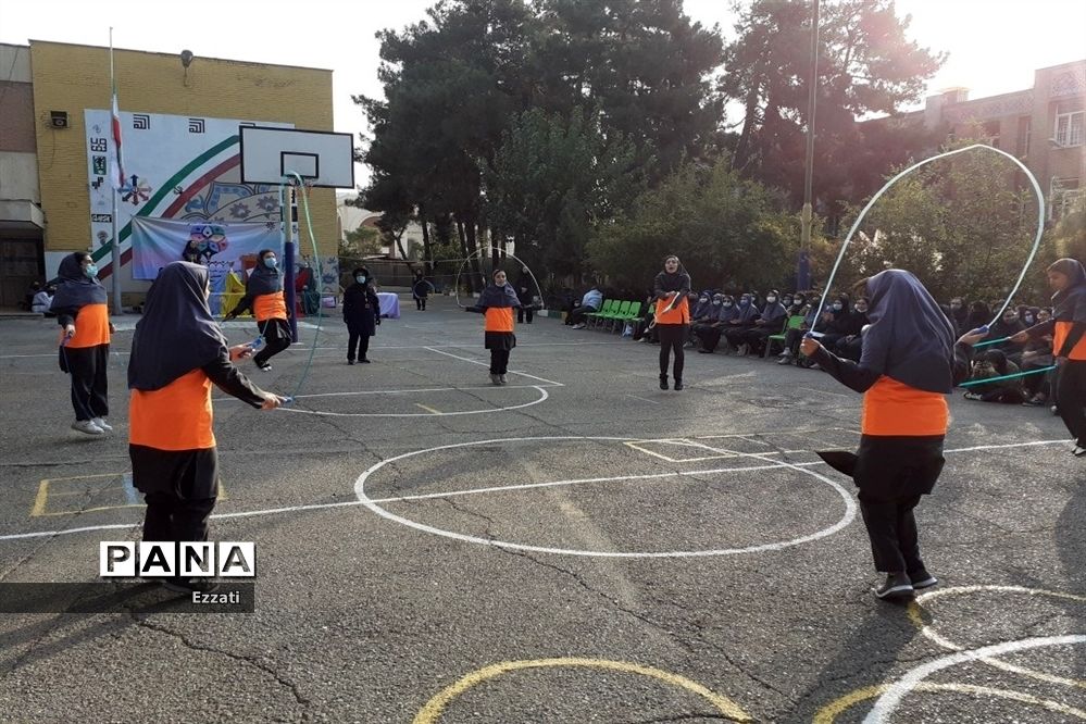 برگزاری المپیاد ورزشی درون مدرسه‌ای در دبیرستان فرزانگان چهار منطقه ۱۳