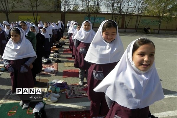 جشن روز دانش‌آموز دبستان دخترانه شهدای تقی‌زاده کهریزک