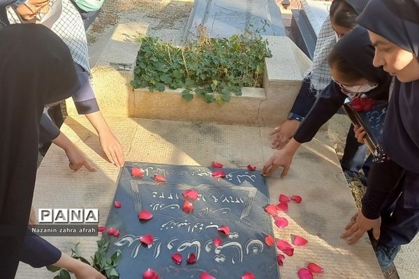 غبارروبی مزار شهدا در هفته بسیج دانش‌آموزی توسط دانش‌آموزان رودهن