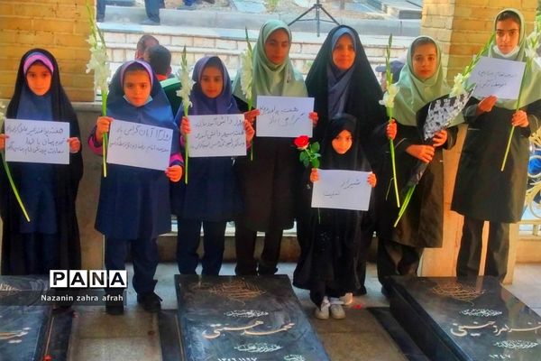 غبارروبی مزار شهدا در هفته بسیج دانش‌آموزی توسط دانش‌آموزان رودهن