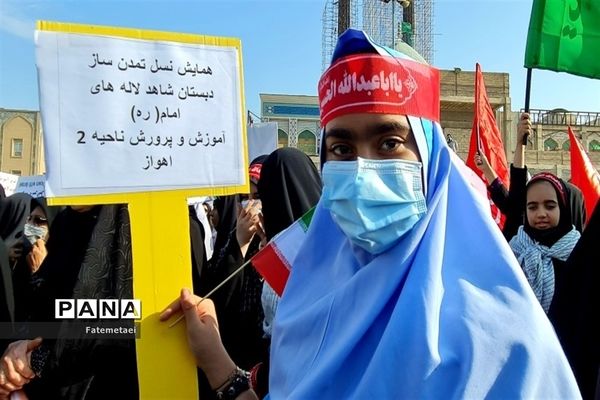 تجمع نوجوانان اهوازی همزمان با آغاز هفته بسیج دانش‌آموزی در تشییع شهید گمنام