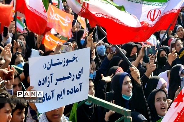 تجمع نوجوانان اهوازی همزمان با آغاز هفته بسیج دانش‌آموزی در تشییع شهید گمنام