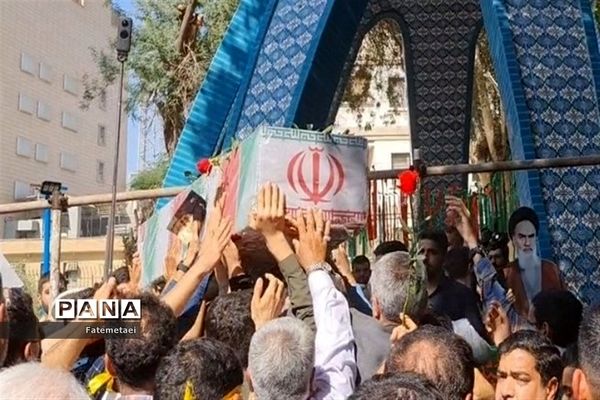 تجمع نوجوانان اهوازی همزمان با آغاز هفته بسیج دانش‌آموزی در تشییع شهید گمنام