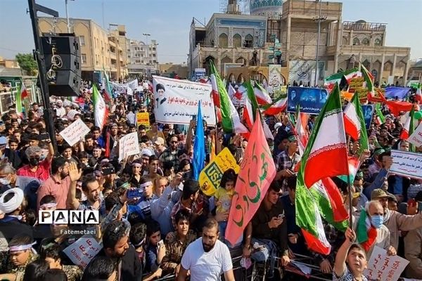 تجمع نوجوانان اهوازی همزمان با آغاز هفته بسیج دانش‌آموزی در تشییع شهید گمنام