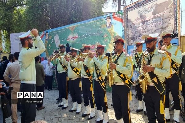 تجمع نوجوانان اهوازی همزمان با آغاز هفته بسیج دانش‌آموزی در تشییع شهید گمنام