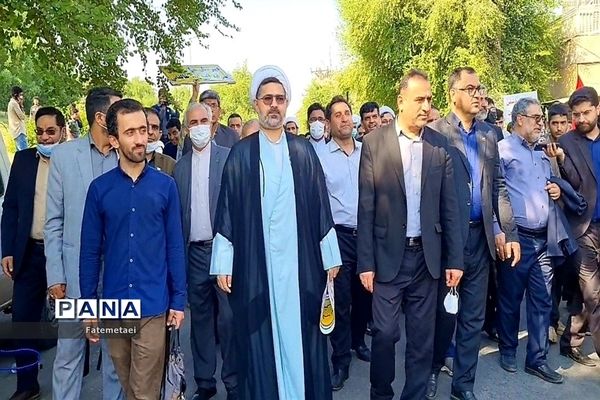 تجمع نوجوانان اهوازی همزمان با آغاز هفته بسیج دانش‌آموزی در تشییع شهید گمنام