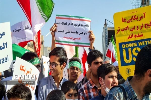 تجمع نوجوانان اهوازی همزمان با آغاز هفته بسیج دانش‌آموزی در تشییع شهید گمنام