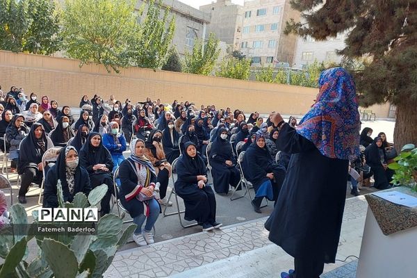 برگزاری جلسه انتخابات انجمن اولیا و مربیان در دبیرستان نمونه دولتی ولایت