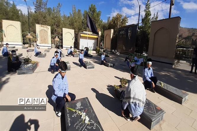 تجدید میثاق دانشآموزان با شهیدان حرم در گلزار شهدای آباده