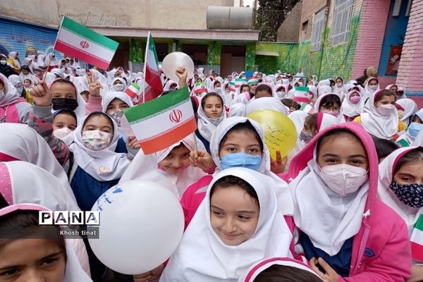 جشن روز دانش‌آموز در دبستان اشرفی اصفهانی منطقه ۱۳