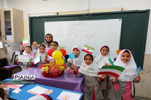 جشن روز دانش‌آموز در دبستان اشرفی اصفهانی منطقه ۱۳