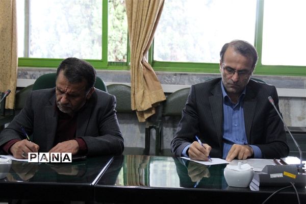 نشست هم‌اندیشی و هماهنگی مدیران مدارس ناحیه دو ساری به‌مناسبت گرامیداشت ۱۳ آبان