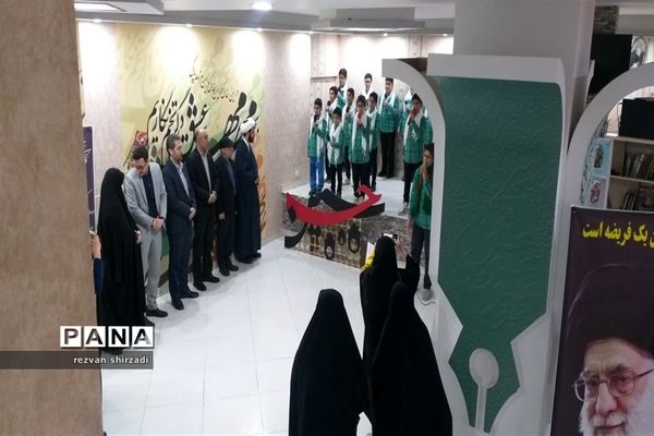 اجرای گروه سرود دبستان پسرانه عمار منطقه 4 شهر تهران