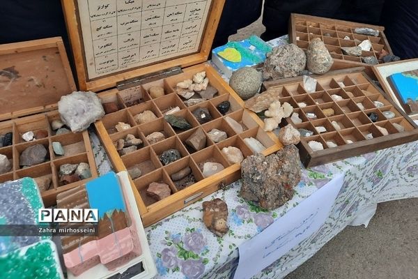 بزرگداشت روز آزمایشگاه در دبیرستان حدیث کسا خاورشهر