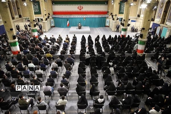 دیدار دانش‌آموزان با مقام معظم رهبری در آستانه ۱۳ آبان روز ملی مبارزه با استکبار جهانی