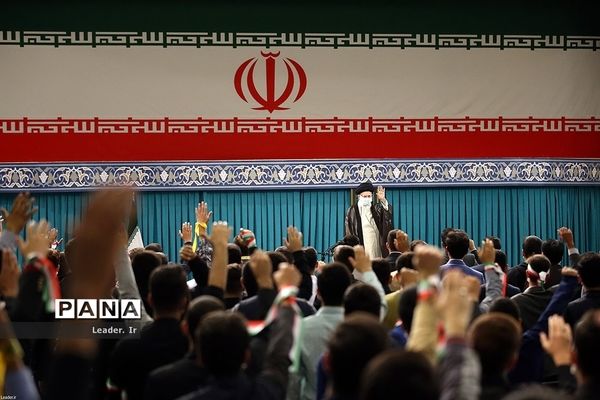 دیدار دانش‌آموزان با مقام معظم رهبری در آستانه ۱۳ آبان روز ملی مبارزه با استکبار جهانی