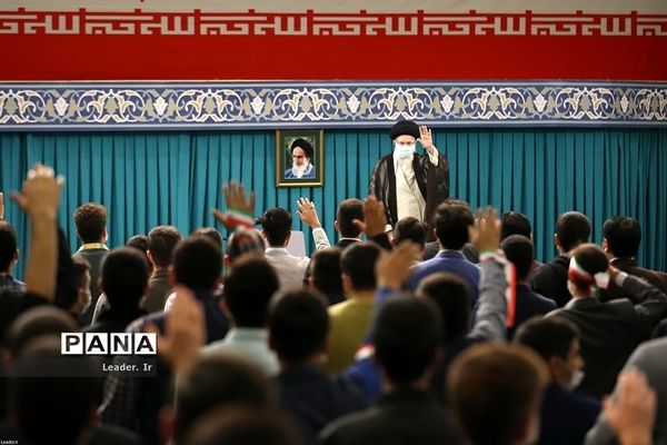 دیدار دانش‌آموزان با مقام معظم رهبری در آستانه ۱۳ آبان روز ملی مبارزه با استکبار جهانی