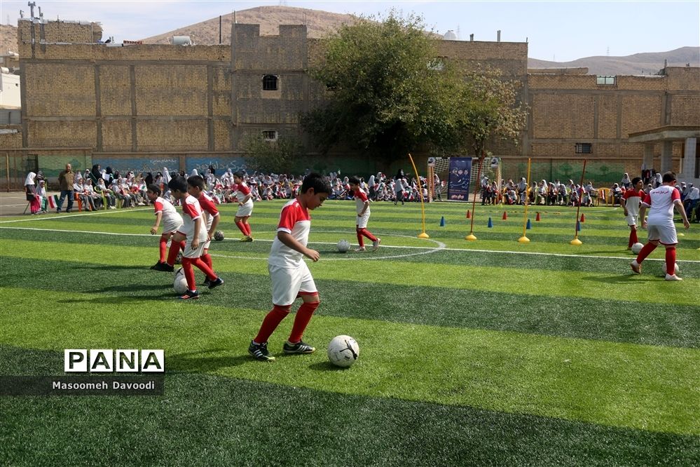 گرامیداشت ۱۳ آبان زنگ استکبار ستیزی در دبستان سعدی