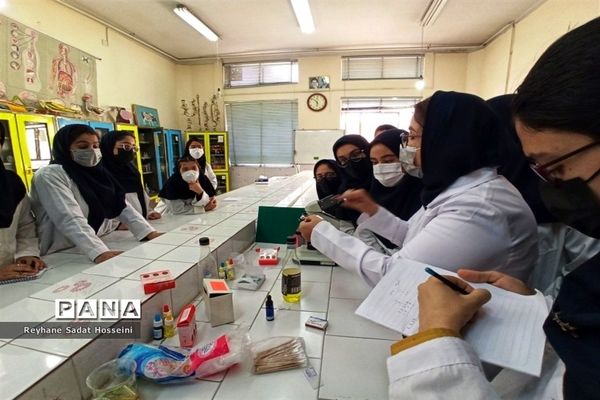 گرامیداشت روز آزمایشگاه در پژوهش‌سرای  اسداللّٰه اسدی در شیراز