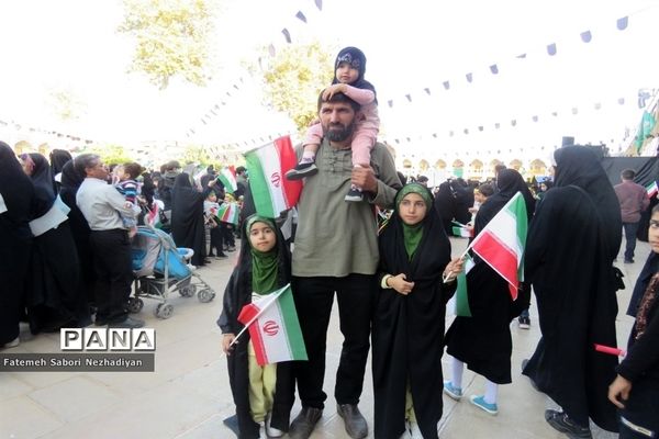 اجتماع دانش‌آموزان شیرازی به یاد شهدای حادثه تروریستی حرم شاهچراغ (ع)