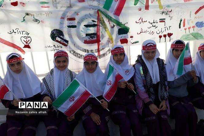 نقاشی همگانی ویژه مراسم روز دانشآموز و استکبارستیزی در مدرسه حضرت زهرا(س) رودهن