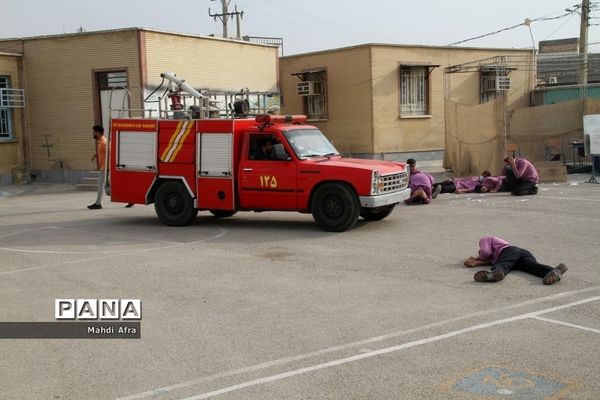 برگزاری مانور پدافند غیرعامل در دبیرستان شاهد امام جواد (ع) شهرستان بهبهان