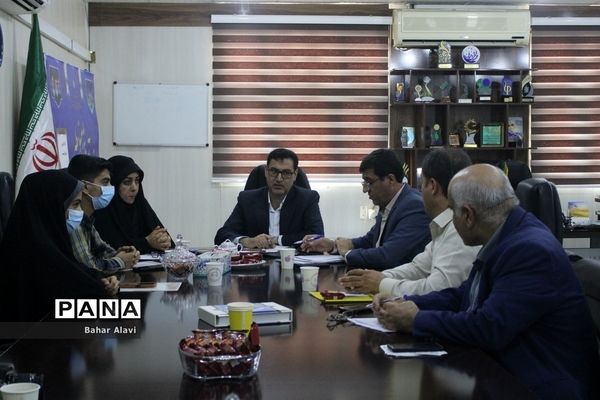نشست نمایندگان مجلس دانش‌آموزی استان بوشهر با معاون آموزش متوسطه استان