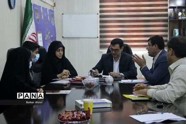 نشست نمایندگان مجلس دانش‌آموزی استان بوشهر با معاون آموزش متوسطه استان