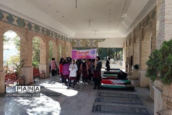 غبارروبی مزار شهدا توسط دانش‌آموزان رودهن در هفته بسیج دانش‌آموزی