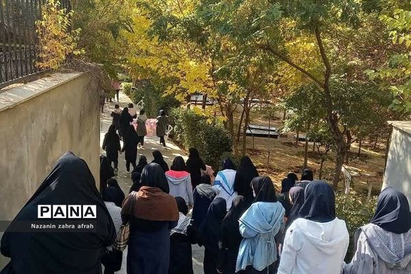 غبارروبی مزار شهدا توسط دانش‌آموزان رودهن در هفته بسیج دانش‌آموزی