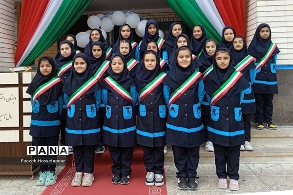 نمایشگاه نقاشی با موضوع ۱۳ آبان در بهارستان‌دو