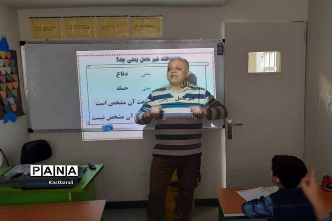 آموزش پدافند غیرعامل به دانشآموزان دبستان علوی ۲ منطقه ۱۳