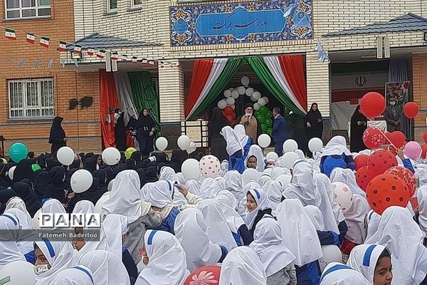 برگزاری مراسم روز دانش آموز با حضور خانواده شهدا در ناحیه دو بهارستان