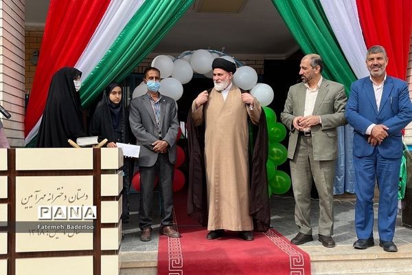 برگزاری مراسم روز دانش آموز با حضور خانواده شهدا در ناحیه دو بهارستان