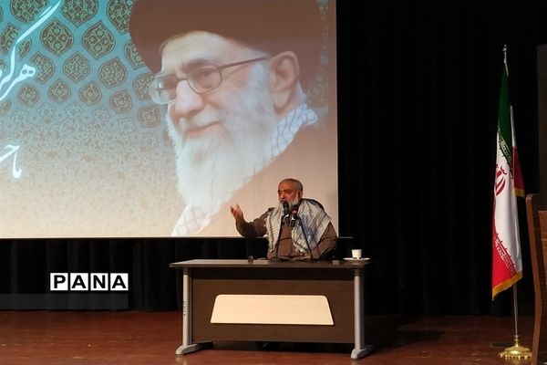 برگزاری نشست بصیرتی با موضوع روایت استقلال در آستانه روز ملی مبارزه با استکبار جهانی