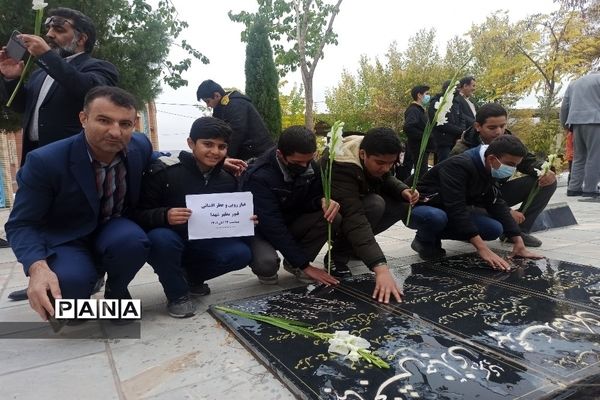 تجدید بیعت دانش‌آموزان با شهدا